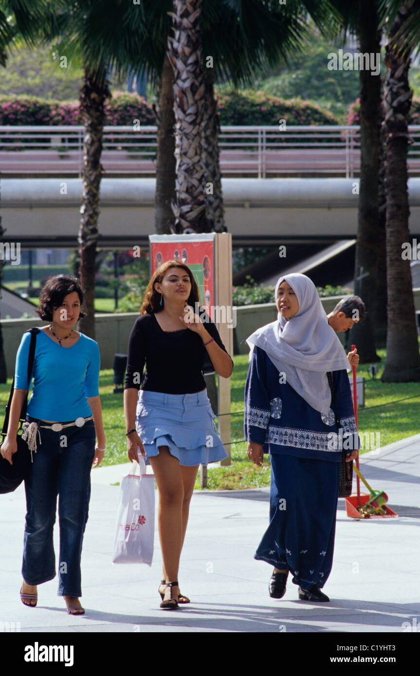 Singapur. drei muslimische Frauen in traditioneller Tracht mit Burka, Shop in der Innenstadt. Stockfoto