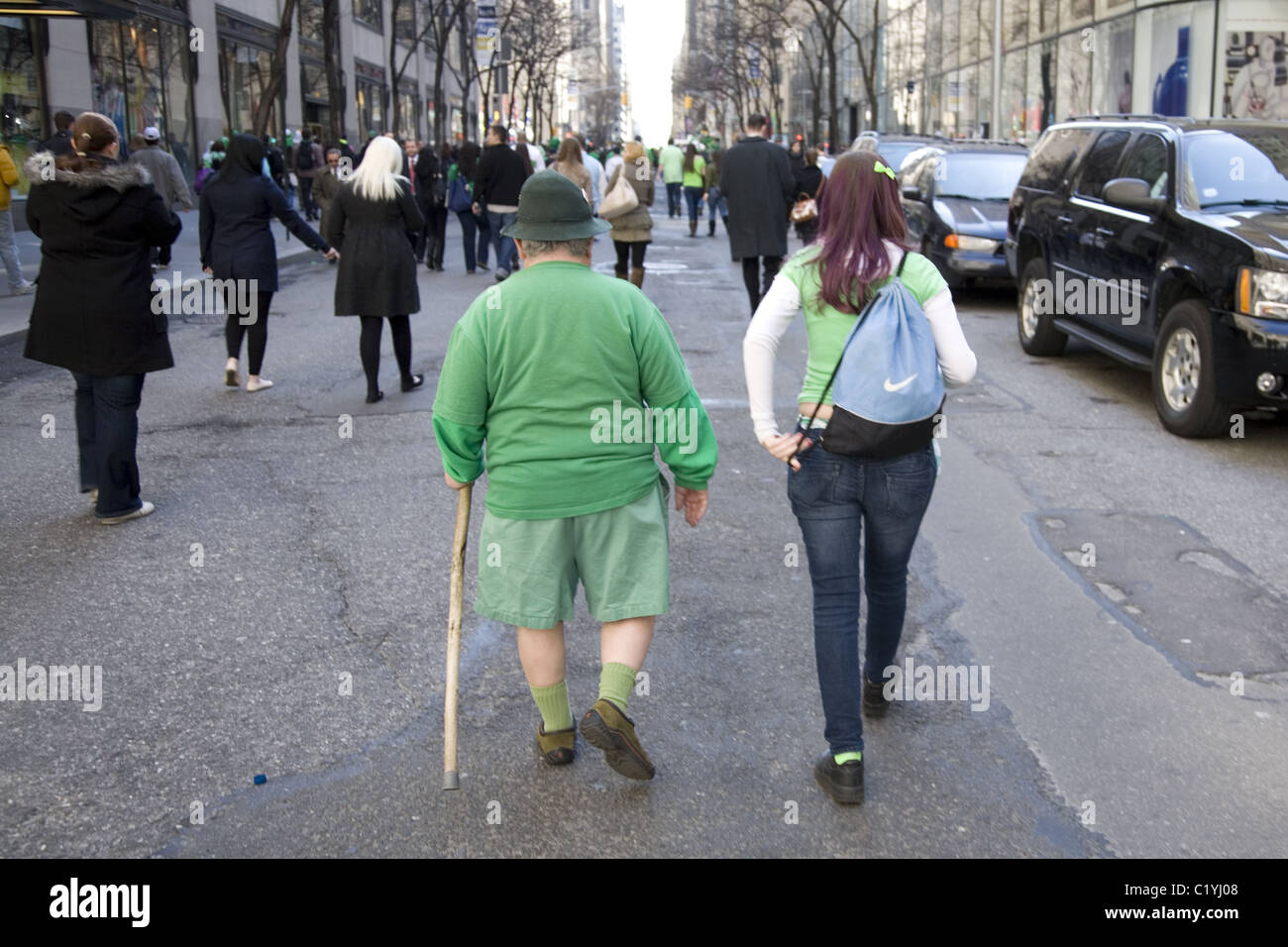 Ein Kobold, seinen Weg zu den St. Patricks Day Parade in New York City. Stockfoto