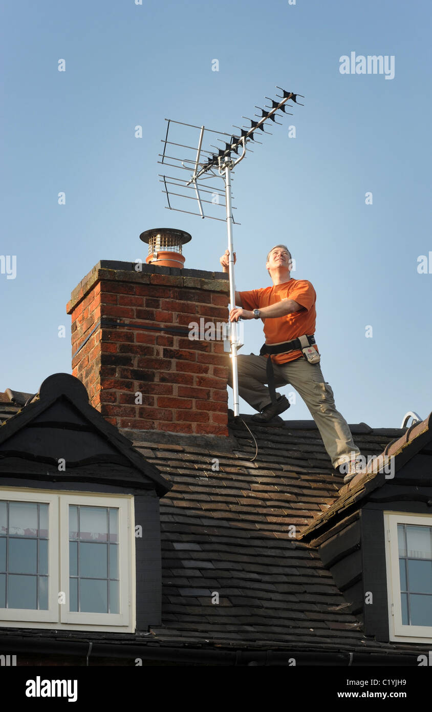 AERIAL FITTER FITTING NEUE DIGITALE TV-ANTENNE ZU INLÄNDISCHEN HAUS RE DIGITALUMSTELLUNG NEUE ANTENNEN SIGNAL ANALOGABSCHALTUNG UK Stockfoto