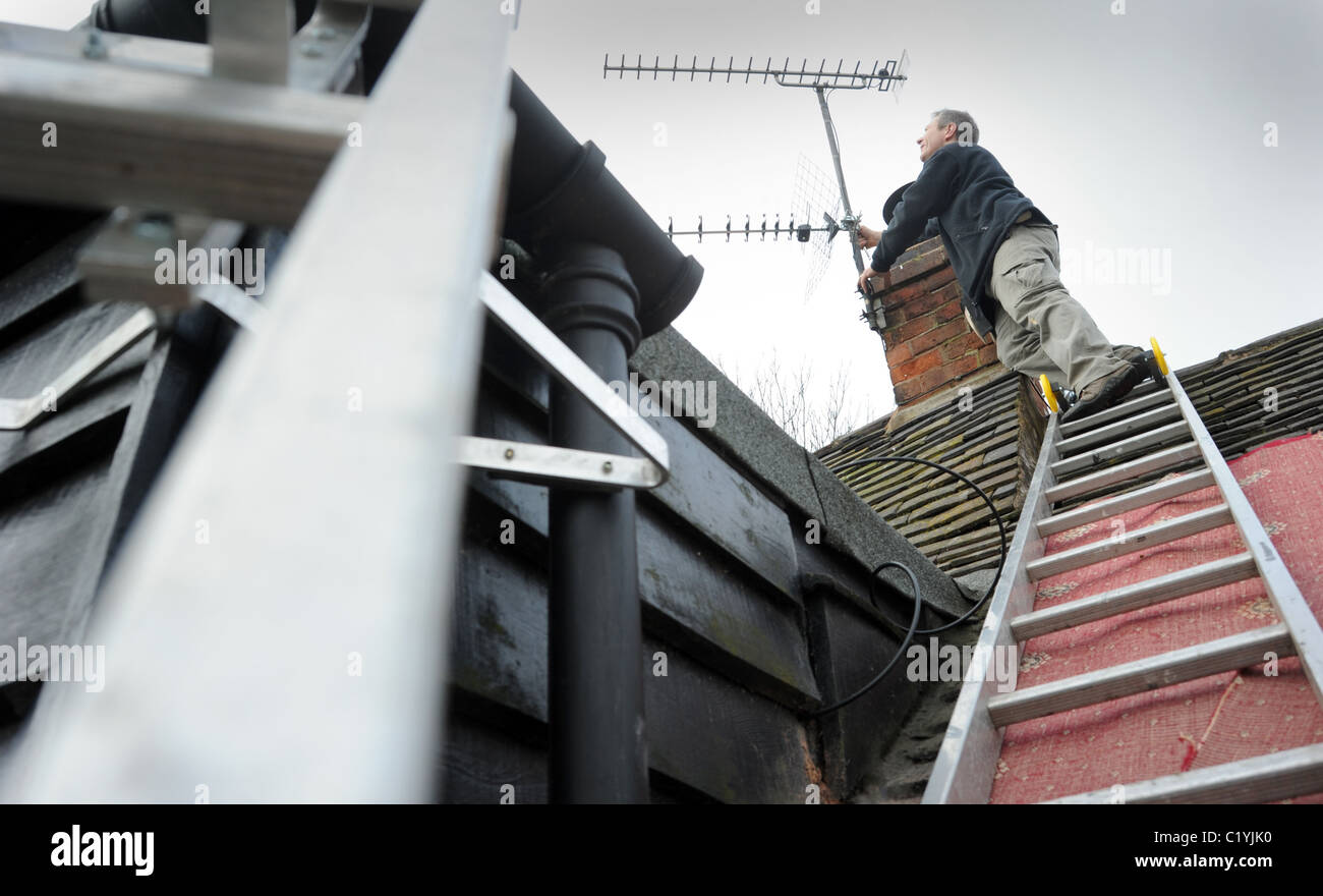 AERIAL FITTER FITTING NEUE DIGITALE TV-ANTENNE ZU INLÄNDISCHEN HAUS RE DIGITALUMSTELLUNG NEUE ANTENNEN SIGNAL ANALOGABSCHALTUNG UK Stockfoto