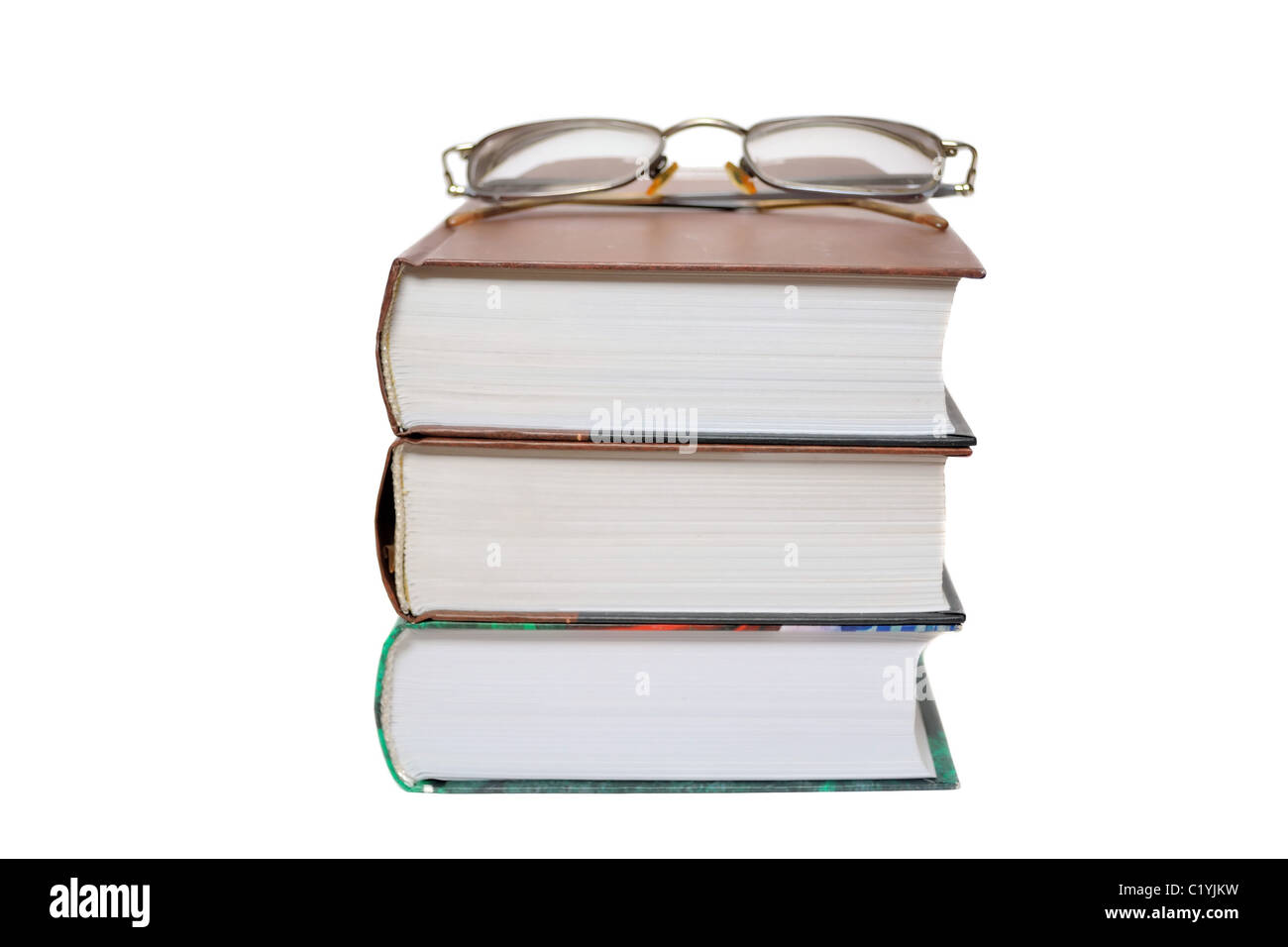 Brillen auf die Bücher, die isoliert auf weiss Stockfoto