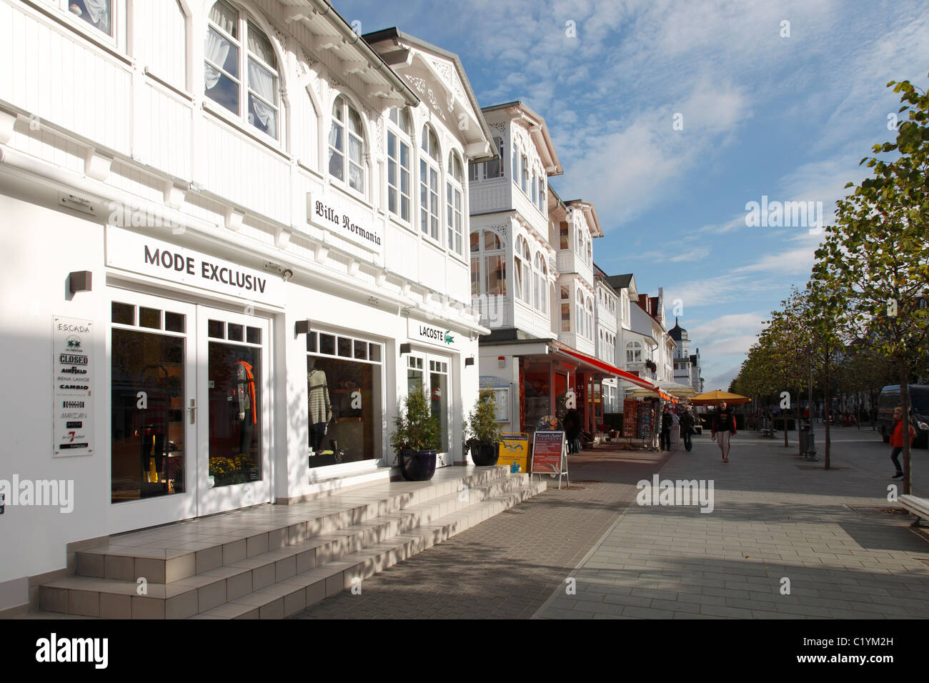am Meer Bäderarchitektur in der Hauptstraße in Binz, Deutschland; An der Hauptstraße in Binz Stockfoto