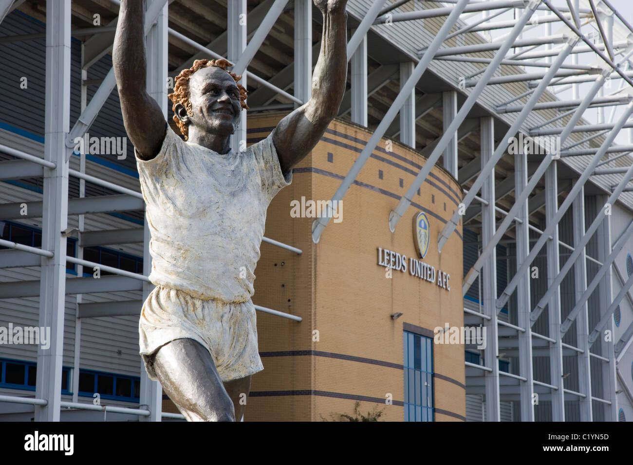 Statue von Fußballer Billy Bremner vor The East Stand der Elland Road