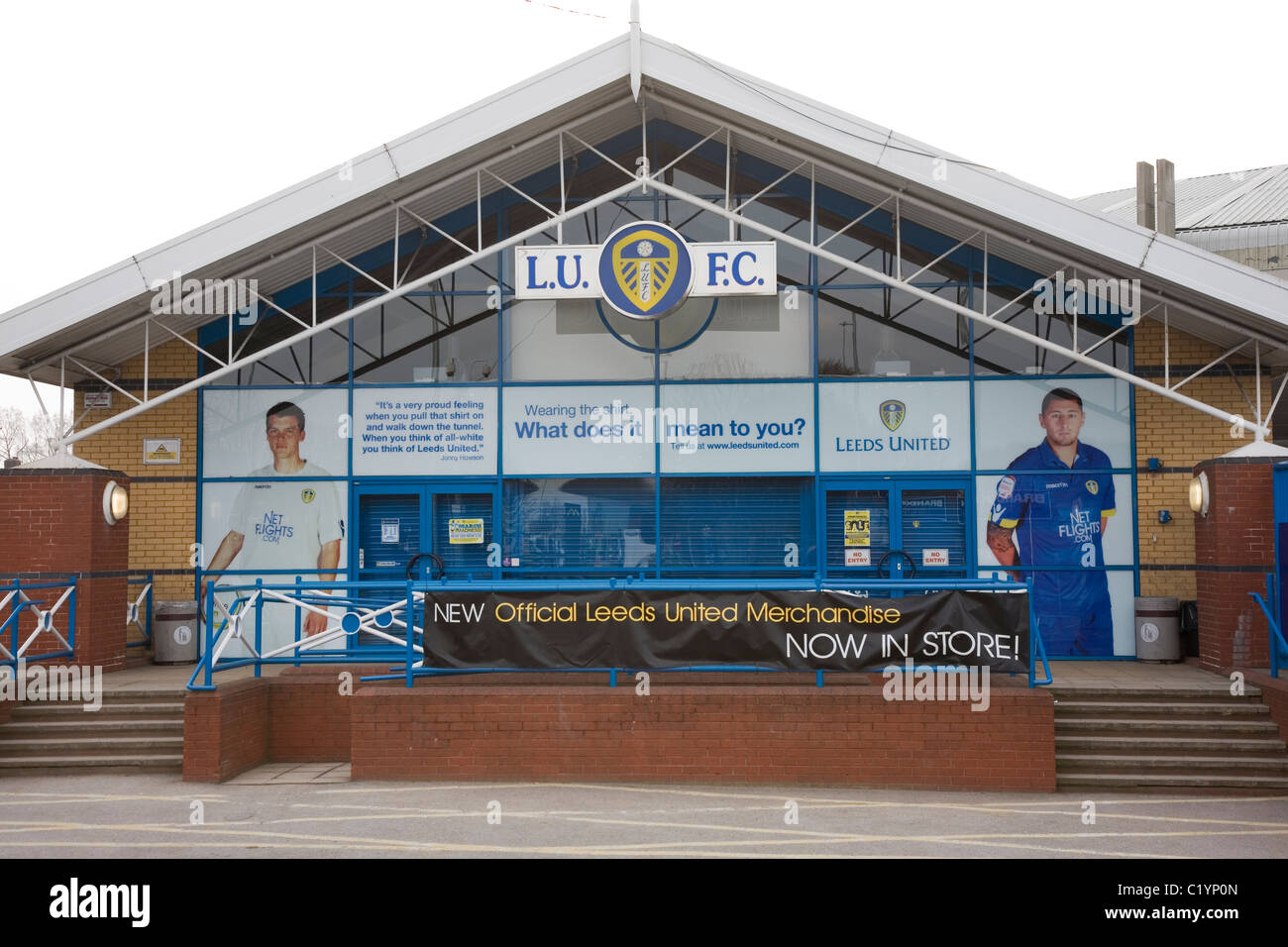 Leeds United Store außerhalb der Elland Road Stadion in Leeds, West Yorkshire, Großbritannien Stockfoto