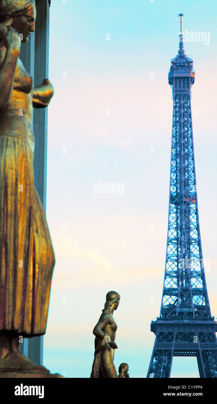 Eiffelturm, Blick vom Palais Chaillot, Trocadéro, Spalten und Statue, Paris Frankreich Stockfoto