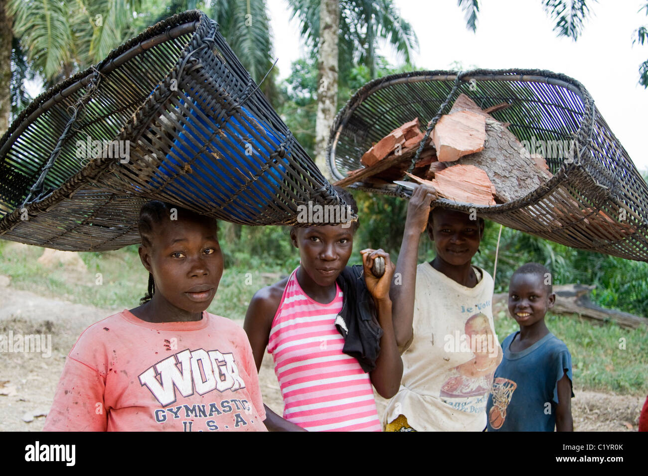 Lächelnde Frauen, Betou, Ubangi Fluß, Republik Kongo Stockfoto