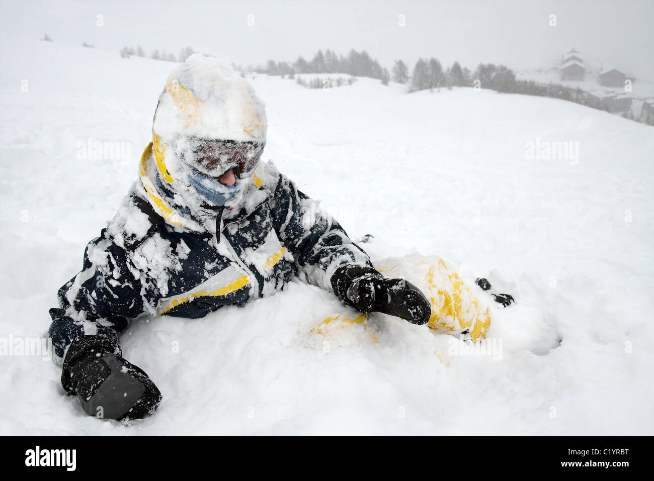 Skifahrer im Schnee nach einem Sturz über Stockfoto