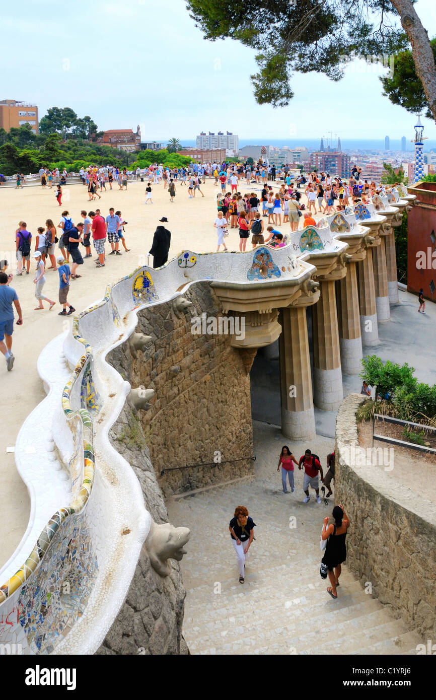 Die großen wichtigsten Platz des Parc Güell durch eine beeindruckende 86 massiven Säulen gestützt. Parc Güell, Barcelona, Spanien. Stockfoto