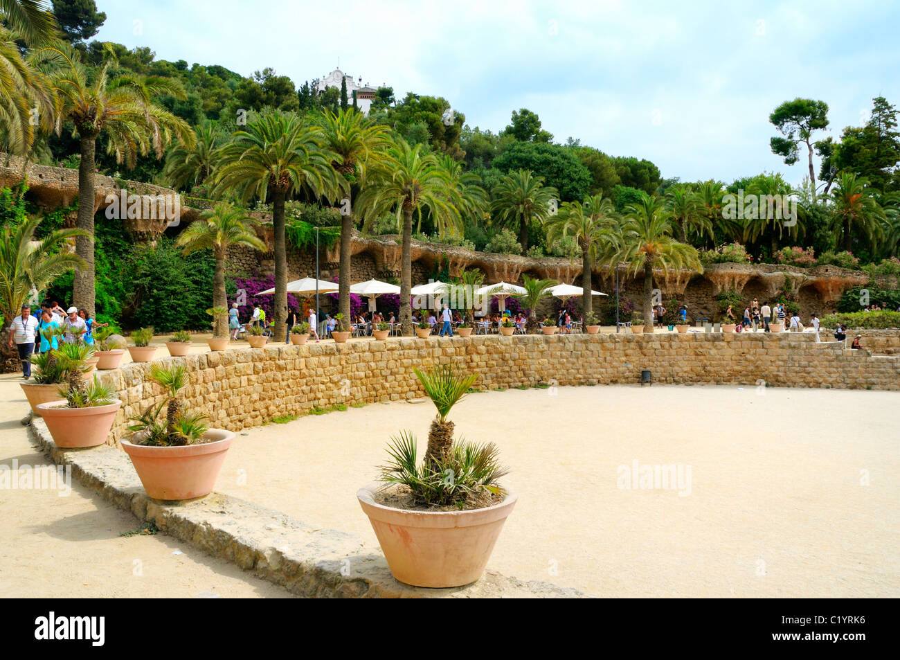 Ein kleines Restaurant befindet sich auf der Rückseite von dem großen Hauptplatz im Parc Güell, Barcelona, Spanien. Stockfoto