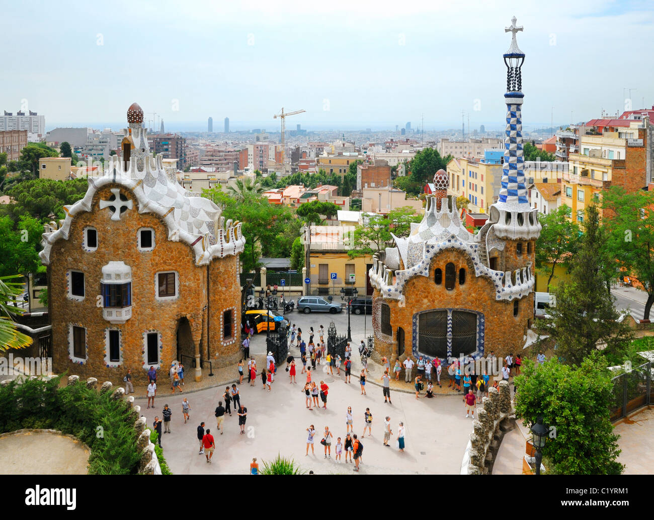 Die zwei markante Gebäude (Pavillons) am Haupteingang zum Parc Güell, Barcelona, Spanien. Stockfoto