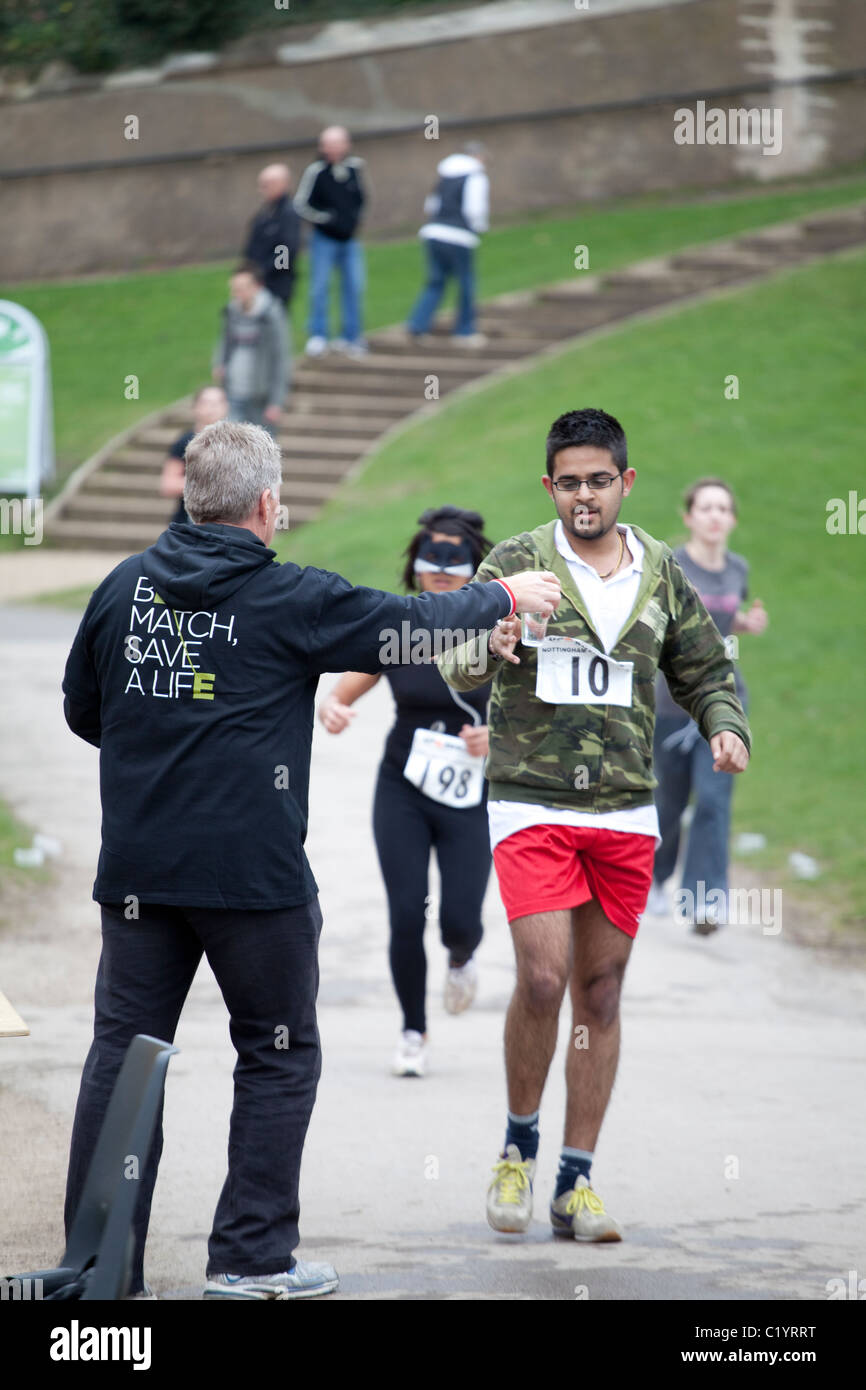 Ein Konkurrent in einer organisierten Laufveranstaltung um Geld für Anthony Nolan Foundation Charity Marrowthon England UK Stockfoto