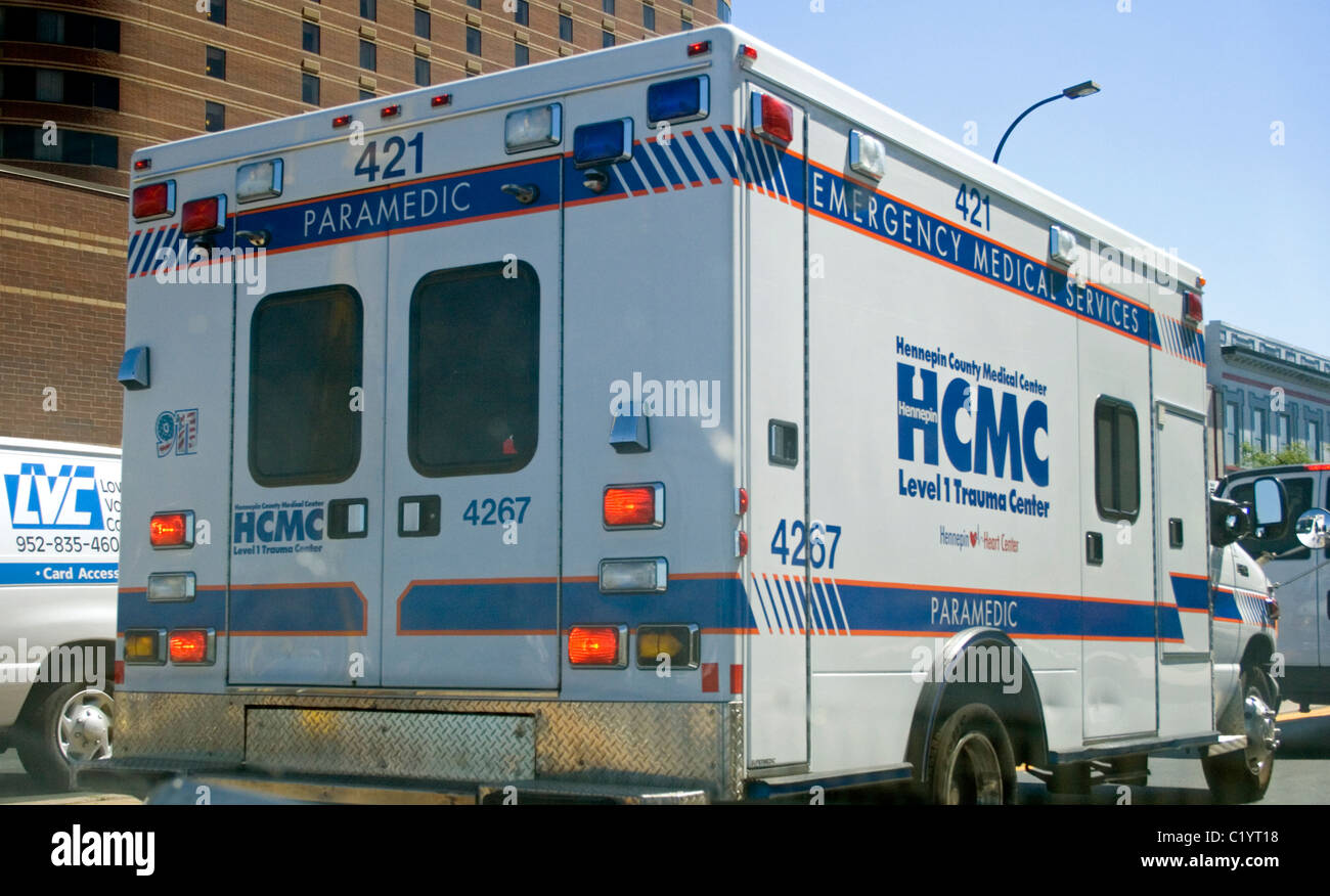 Rettungssanitäter Notarzt transport LKW HCMC Hennepin County Medical Center. Minneapolis Minnesota MN USA Stockfoto