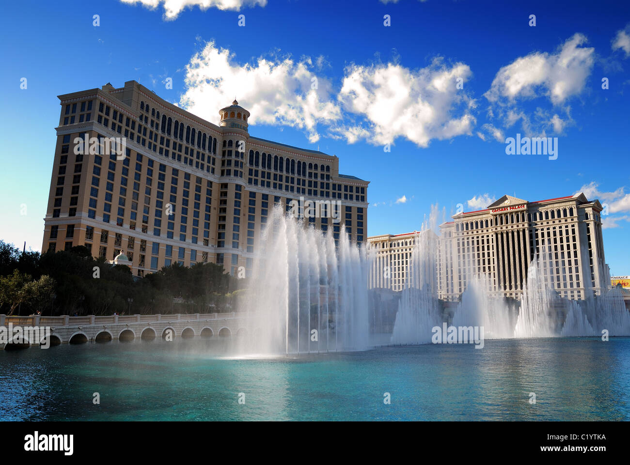 Bellagio Springbrunnen zeigen mit Caesars Hotel Casino, Las Vegas Strip. Stockfoto