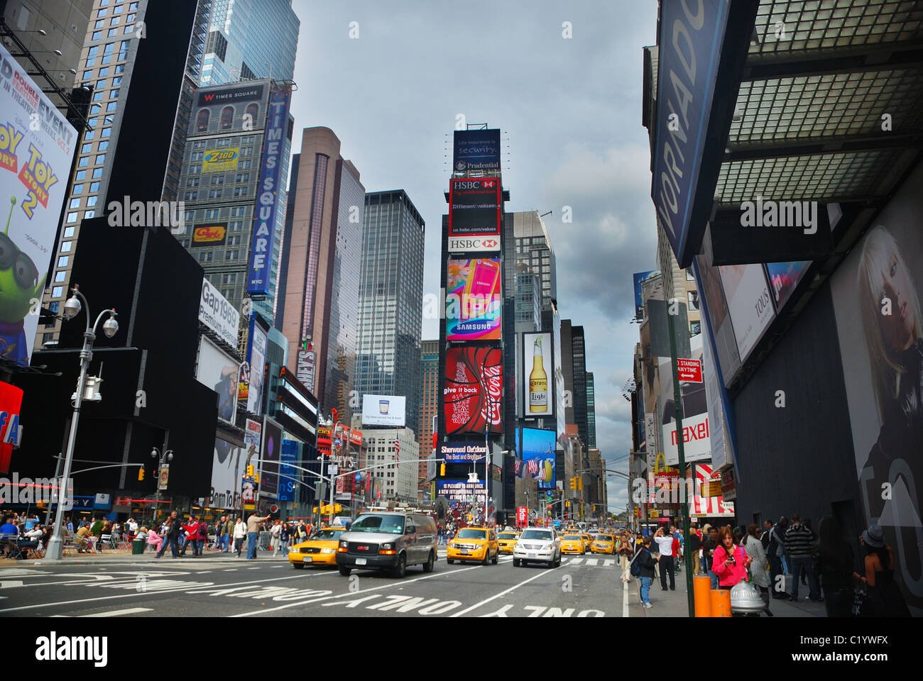 Times Square, gekennzeichnet mit Theatern am Broadway und Vielzahl von LED-Schilder, ist ein Symbol für New York City und den Vereinigten Staaten, Stockfoto
