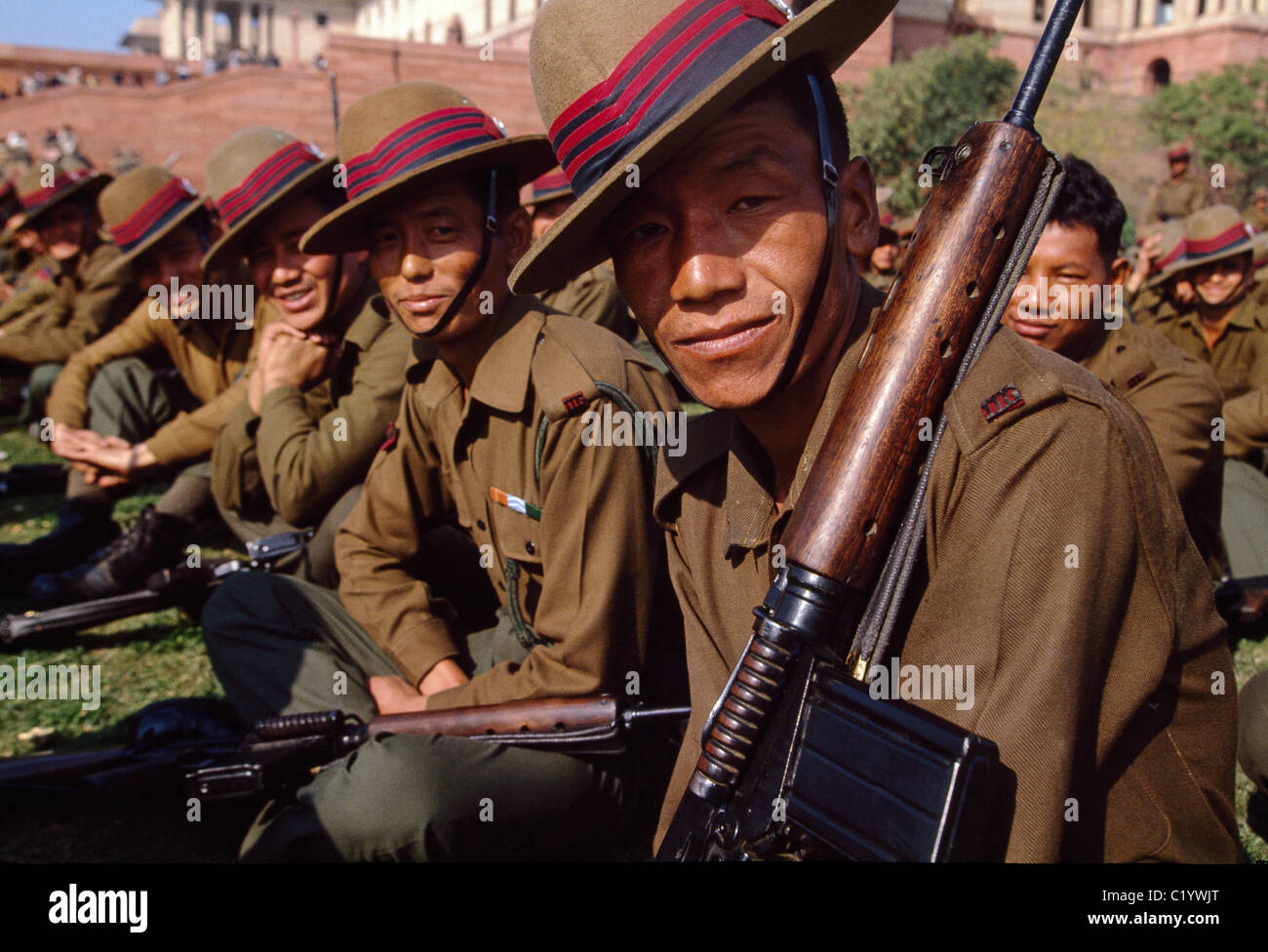 Gurkha-Mitglieder der Indo-tibetischen Grenzpolizei sitzen auf dem Rasen während der 26. Januar Republic Day feiern. Stockfoto