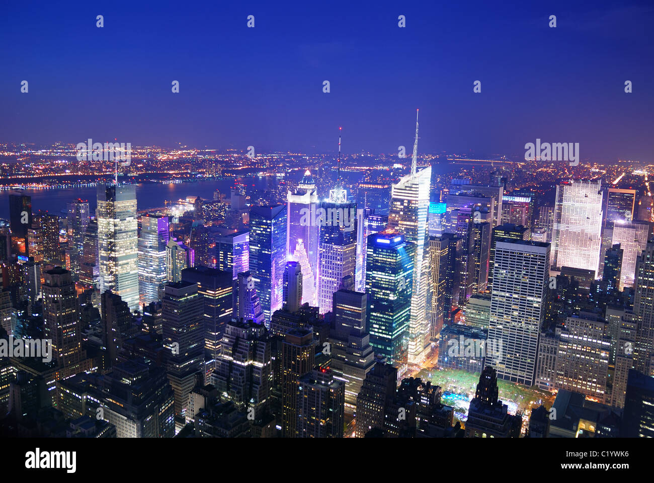 Manhattan Times Square in New York City Skyline Luftbild Panorama bei Nacht mit Wolkenkratzern und Straße. Stockfoto
