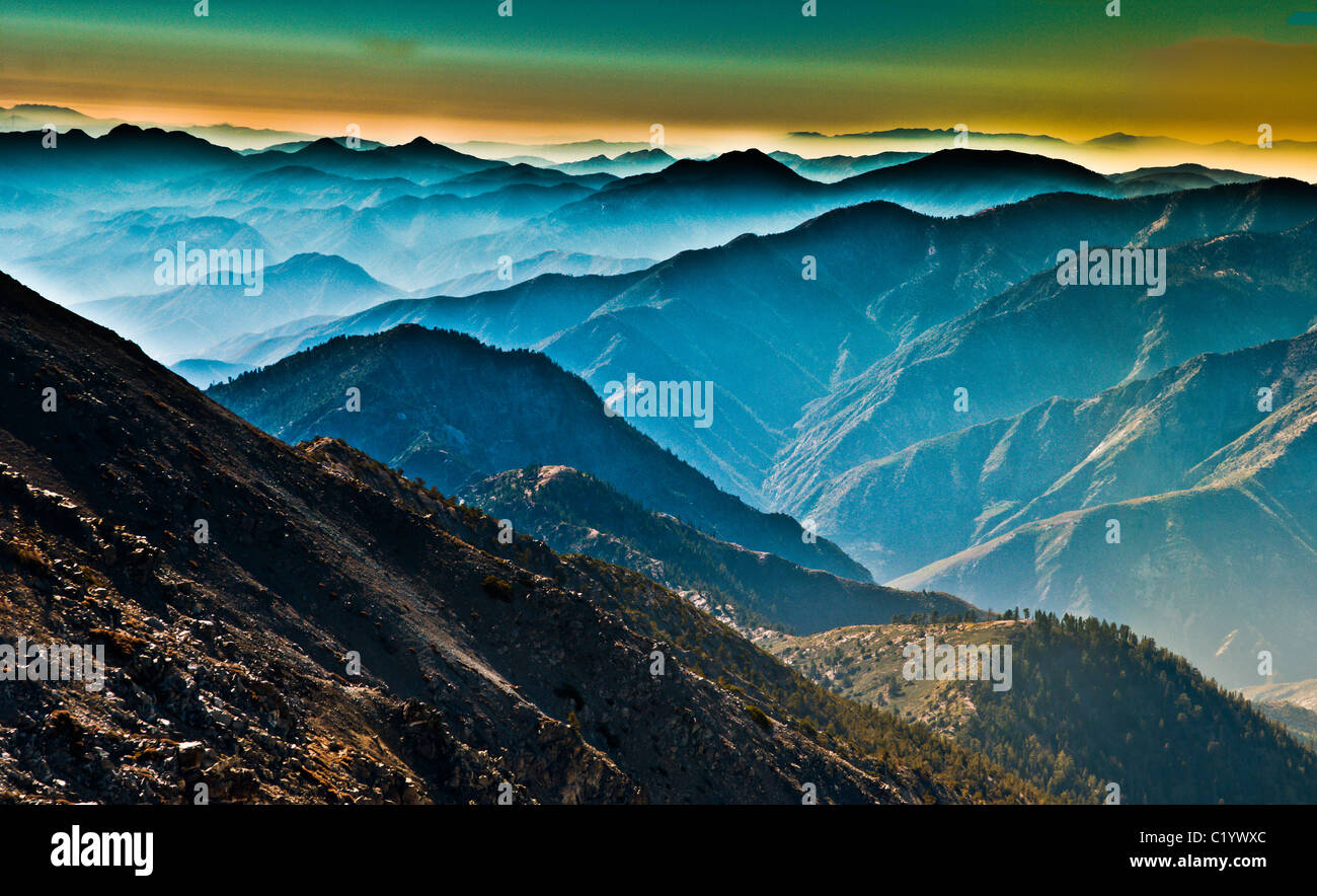 Den San Gabriel Mountains, aufgenommen vom Gipfel des Mt. Baldy, Los Angeles County, Kalifornien, USA Stockfoto