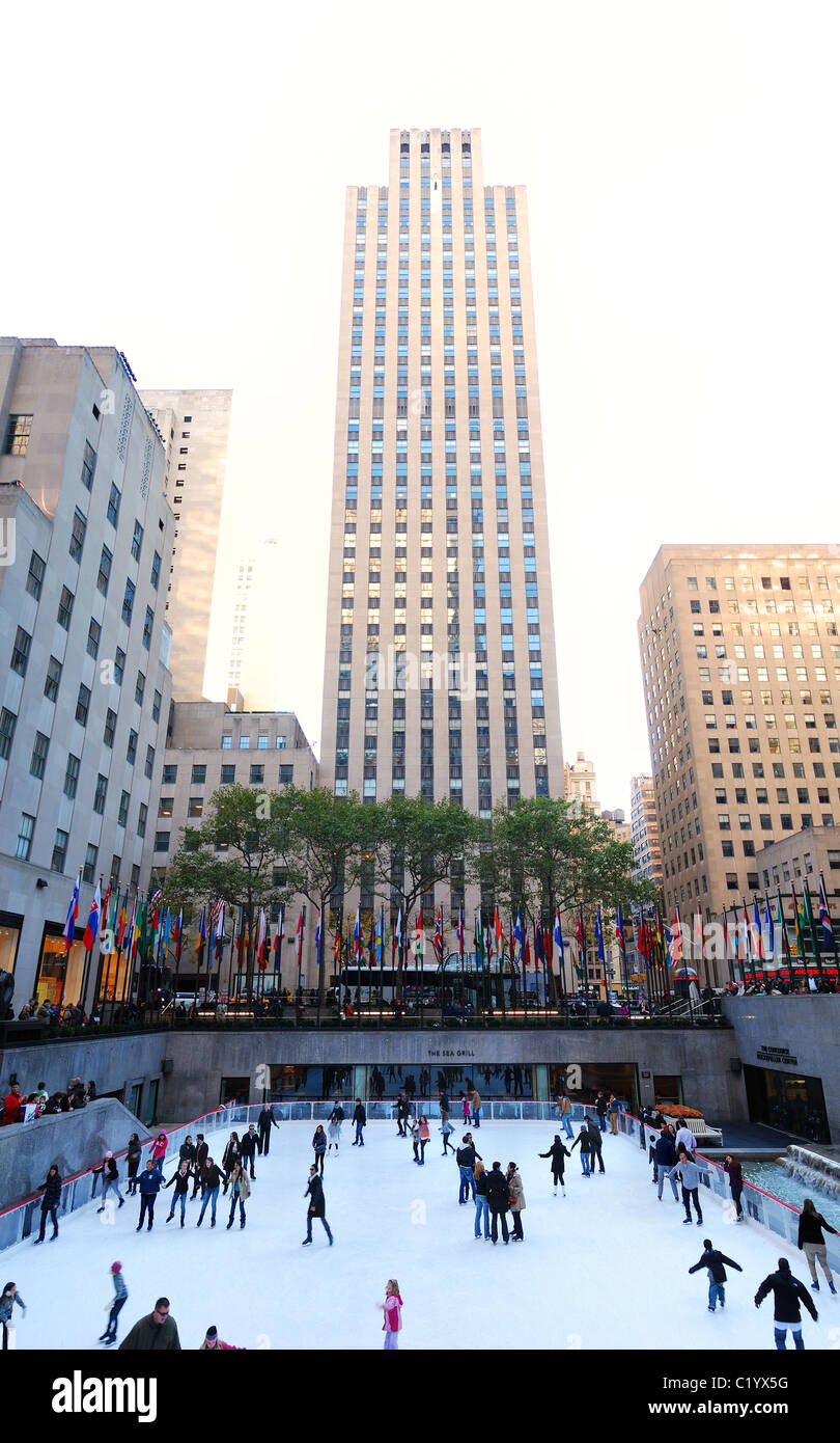 Menschen Sie Skate auf dem Eis in Rockfeller Center in Midtown Manhattan, Weihnachten begrüßen zu dürfen.  in Manhattan, New York City. Stockfoto