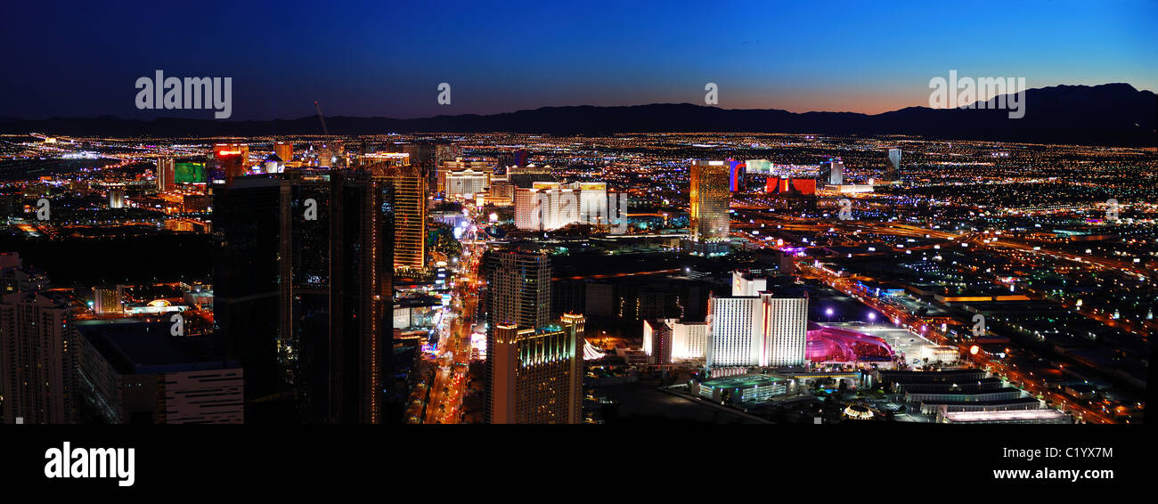 Las Vegas City Skyline Panorama Nachtansicht mit Luxushotel beleuchtet. Stockfoto