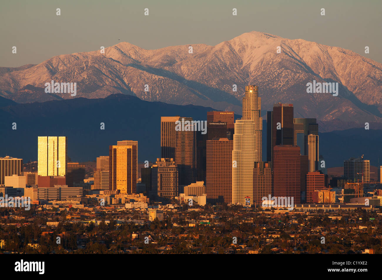 Downtown Los Angeles mit den schneebedeckten San Gabriel Mountains im Hintergrund. Kalifornien, USA. Stockfoto