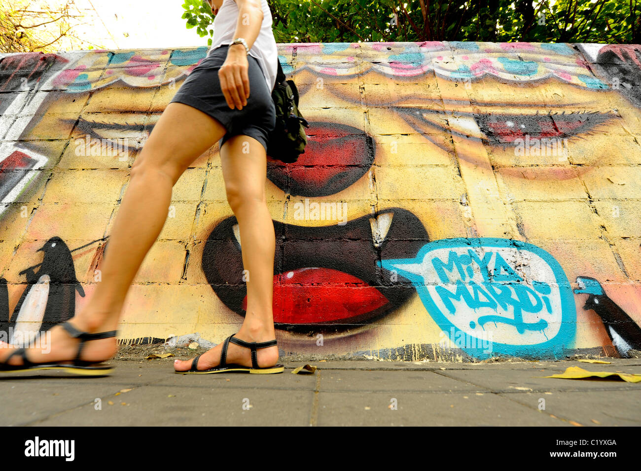 Graffiti an der Wand, Expressionismus und soziale messaging, seltsame und bizarre Kunst, Bangkok, thailand Stockfoto