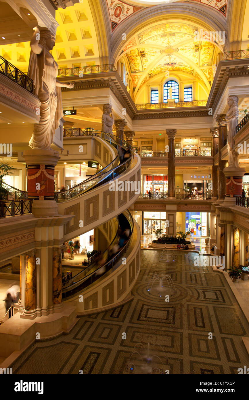 Die einzigartige Wendeltreppe im Atrium der Forum Shops. Caesars Palace Casino, City of Paradise (Las Vegas), Clark County, Nevada, USA. Stockfoto