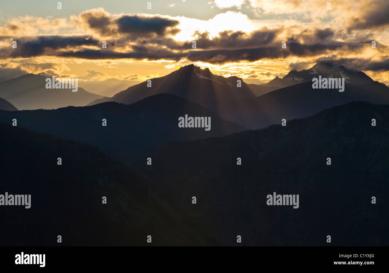 Berggipfel und Grate in den Nord-Kaskaden aus Schiefer Berg in der Nähe von Harts Pass bei Sonnenuntergang gesehen. Washington, USA. Stockfoto