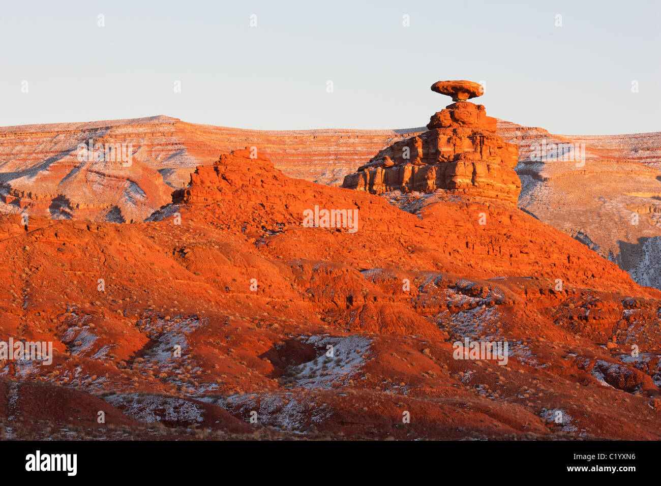 Sonnenuntergang-Foto eines ausgeglichenen Felsens, der den Gesetzen der Schwerkraft trotzt. Mexikanische Hutformation. San Juan County, Utah, USA. Stockfoto