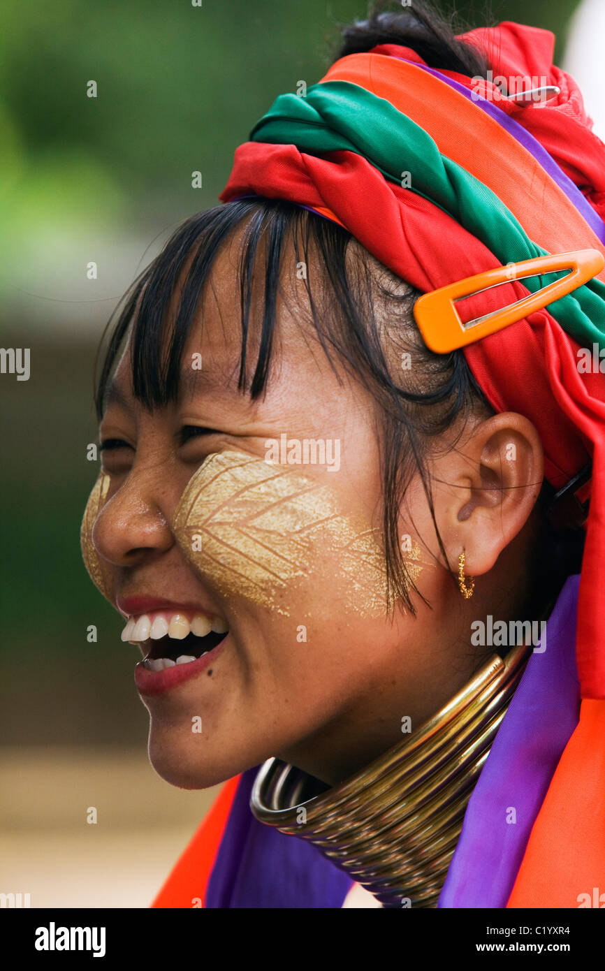 'Lange Necked' Paudang Frau am Nai Soi (auch bekannt als Nupa Ah). Nai Soi, Provinz Mae Hong Son, THAILAND. Stockfoto