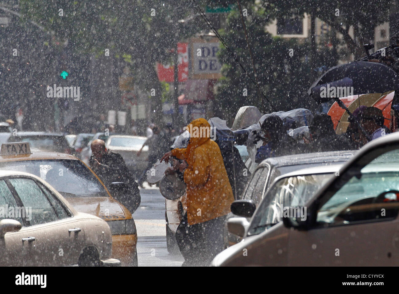 Knstlicher regen entsteht fr eine Szene am Filmset des neuen Thriller  "Inception" Los Angeles, Kalifornien - 19.09.09 Stockfotografie - Alamy