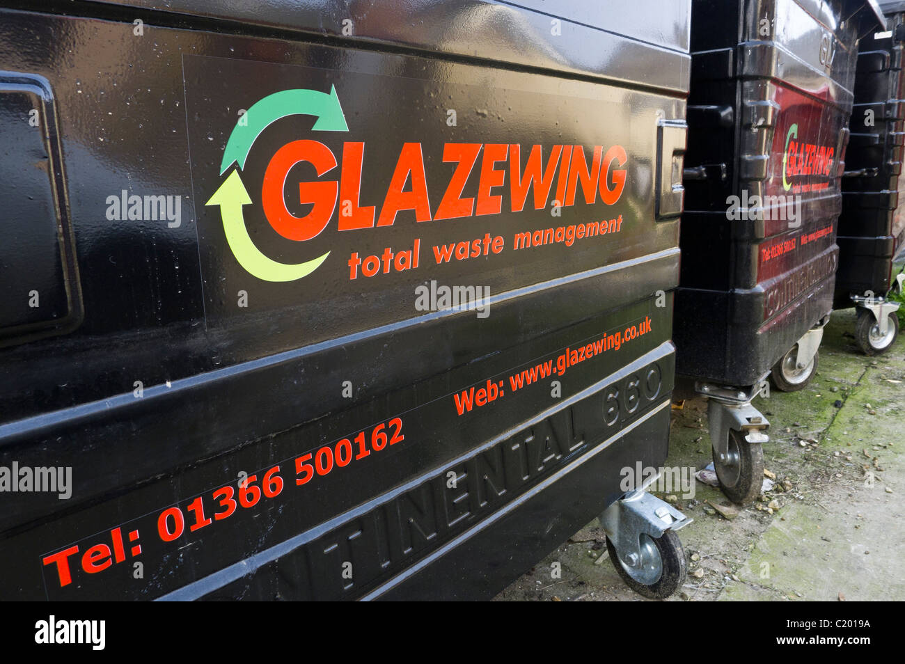 Glazewing-Wheelie-Behälter für die Entsorgung. Stockfoto