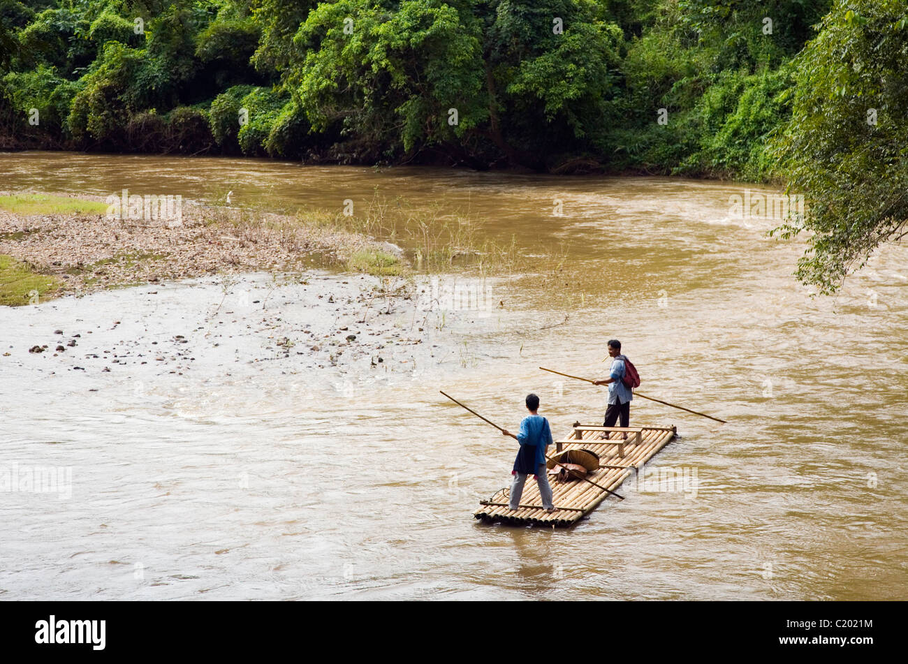 Bambus-rafting auf dem Ping Fluss. Chiang Dao, Provinz Chiang Mai, THAILAND. Stockfoto