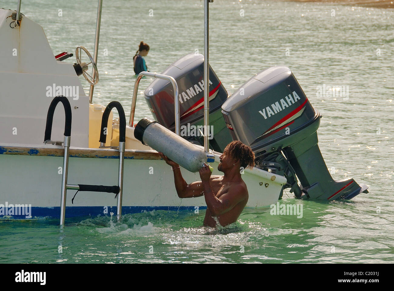 Kreolische Mann Aqualung Schiff Tauchboot, Mahé, Seychellen Stockfoto