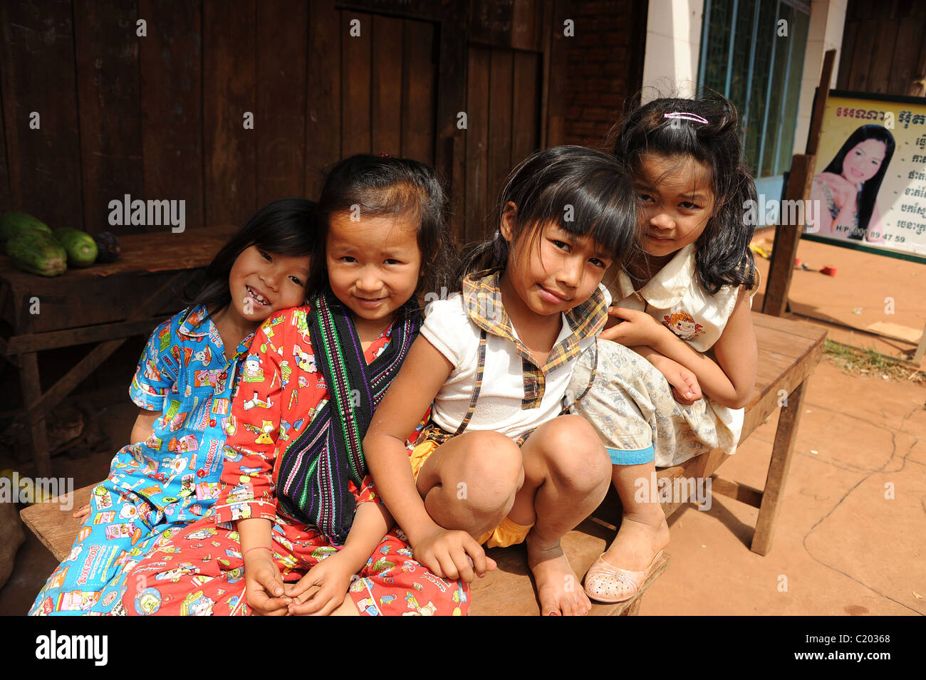 Kinder spielen im Sen Monorom Markt. Mondulkiri, Kambodscha Stockfoto