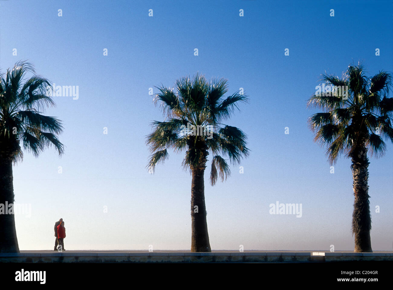 Zwei Menschen, die zu Fuß entlang der Pier in der Stadt von Cassis Stockfoto