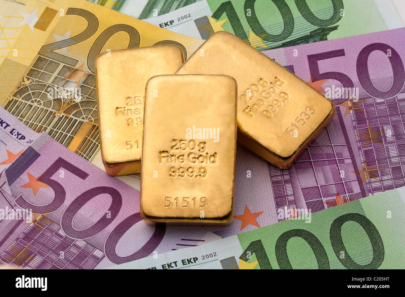 Investitionen in echtem Gold als Goldbarren und Goldmünzen Stockfoto