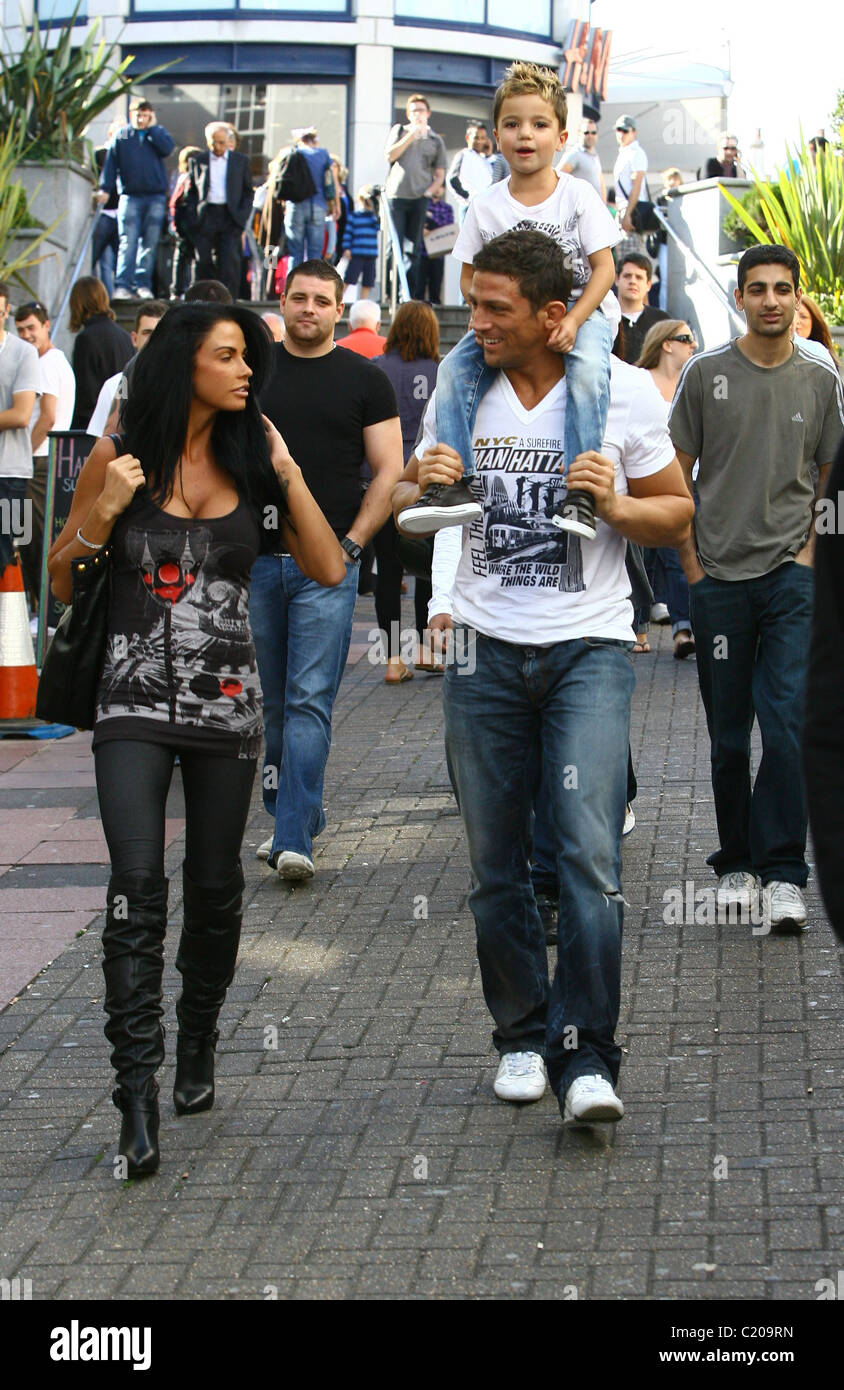Katie Price, aka Jordan, Freund Alex Reid und Sohn Junior einkaufen gehen zusammen in Brighton, Sussex, England - 21.09.09 Stockfoto