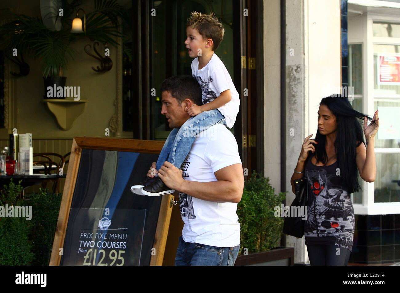 Katie Price, stop aka Jordan, Freund Alex Reid und Sohn Junior mittags beim Einkaufen, in Brighton, Sussex, England- Stockfoto