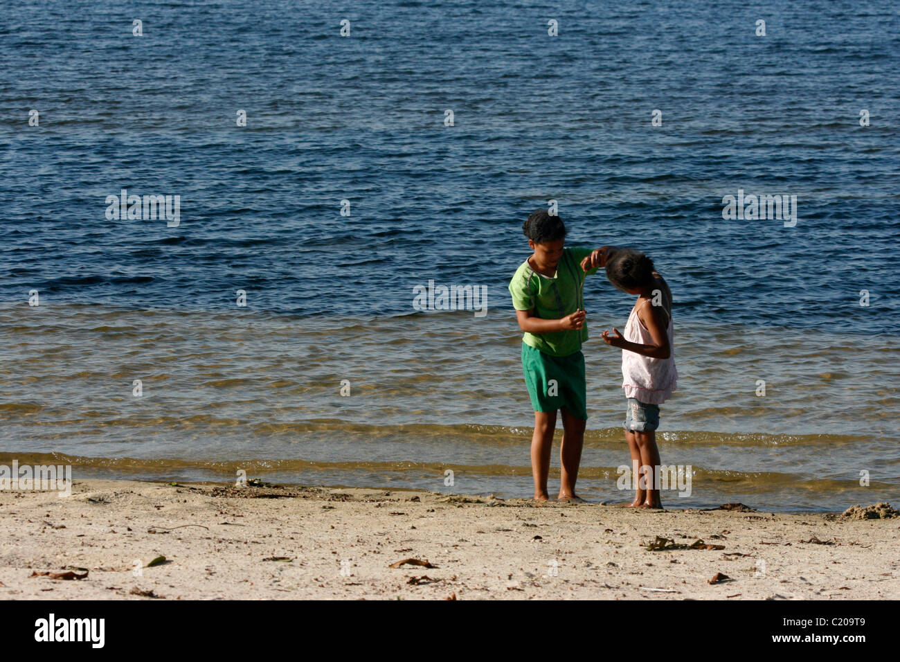 Zwei Kinder spielen am Strand Stockfoto