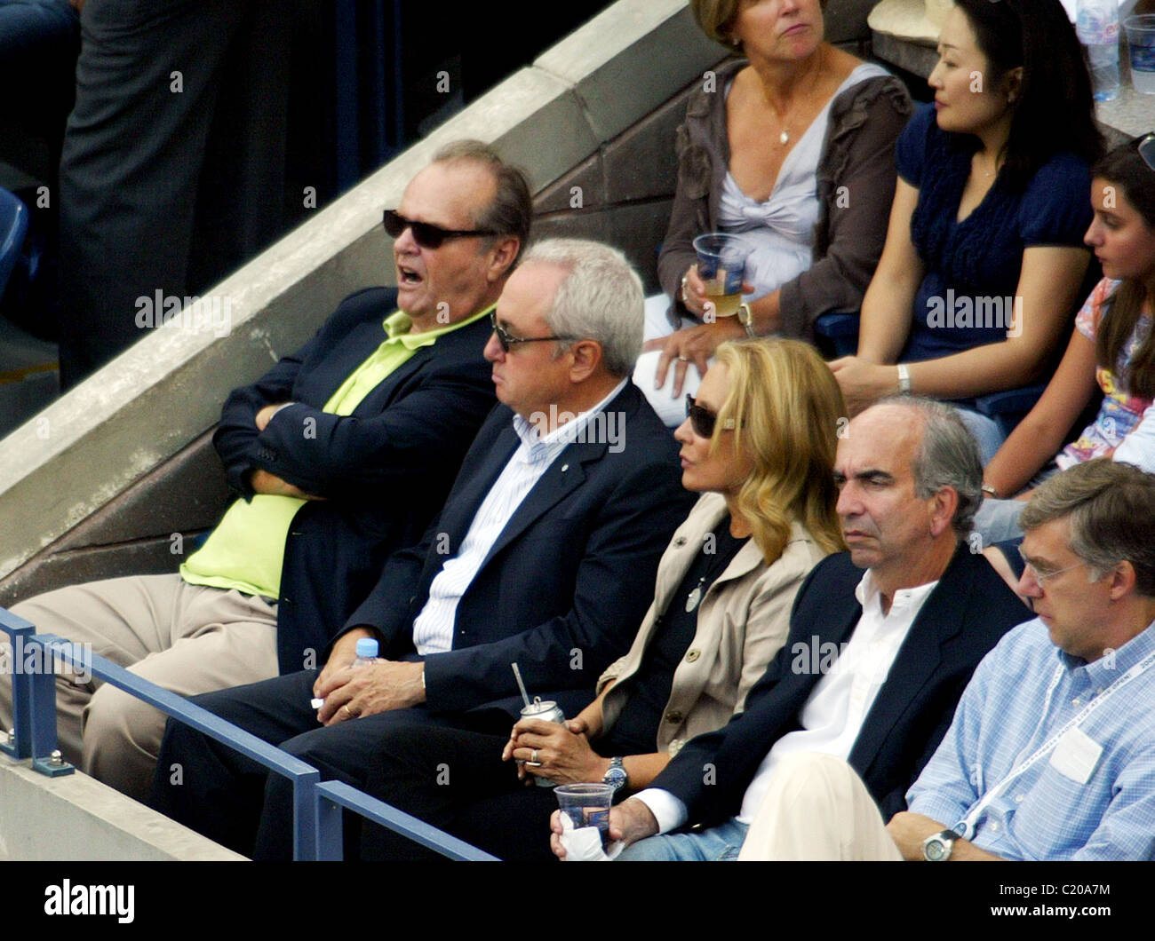 Jack Nicholson beobachtet das Match zwischen Roger Federer der Schweiz und  Novak Djokovic Serbien während der Herren Einzel Stockfotografie - Alamy