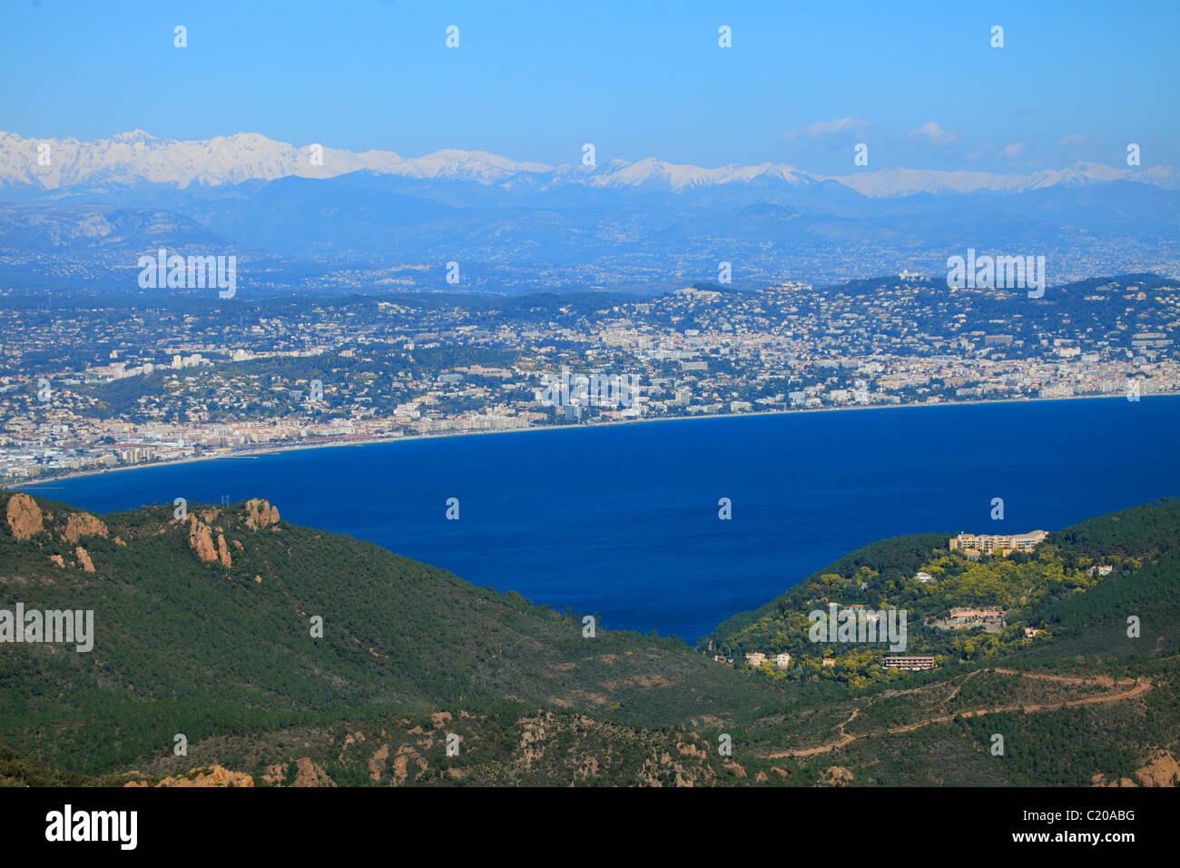 Draufsicht auf die Bucht von Cannes aus der Esterel-Gebirge Stockfoto