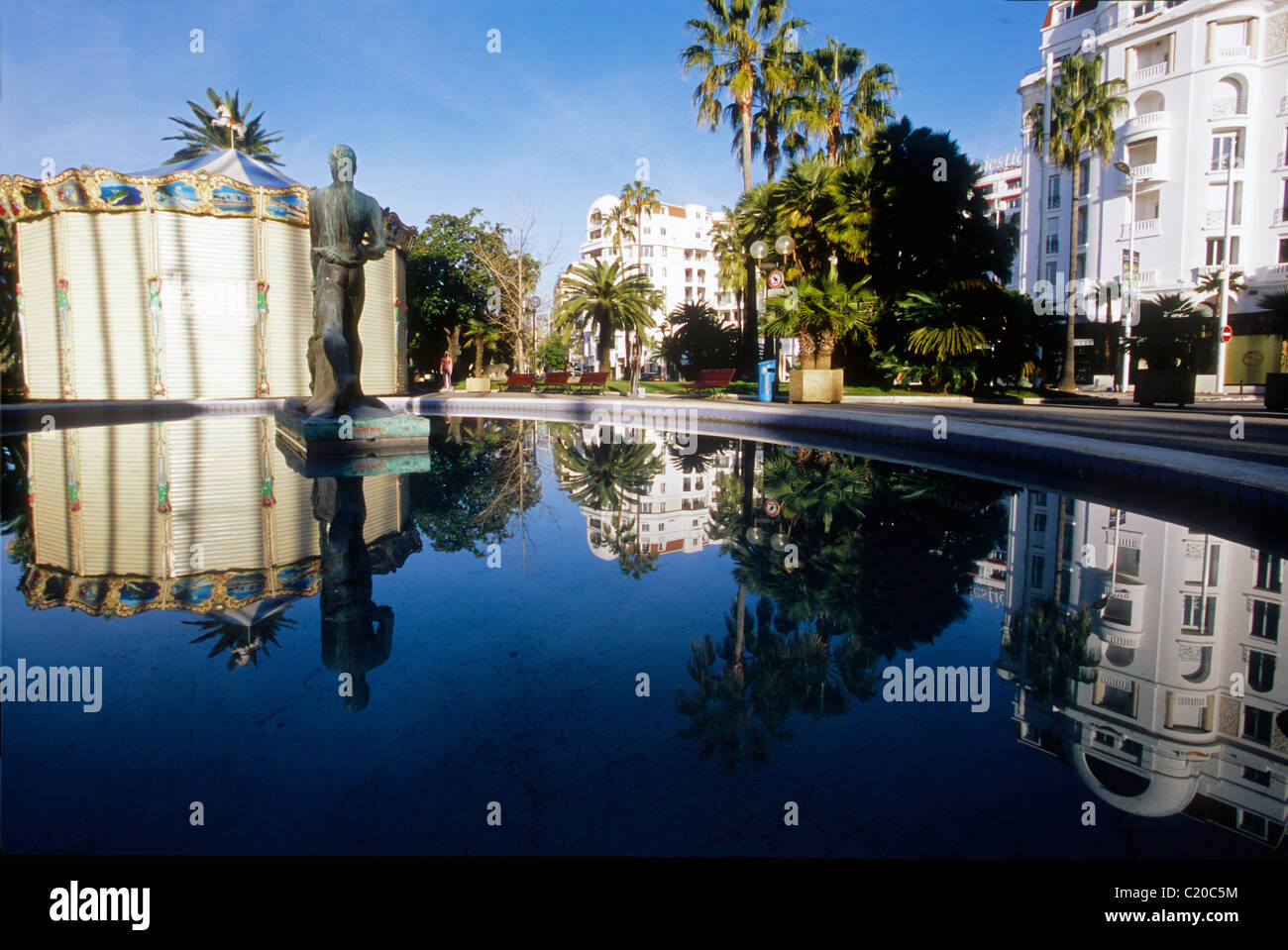 Reflexion des Hermitage Hotels ins Wasser. Cannes Stockfoto