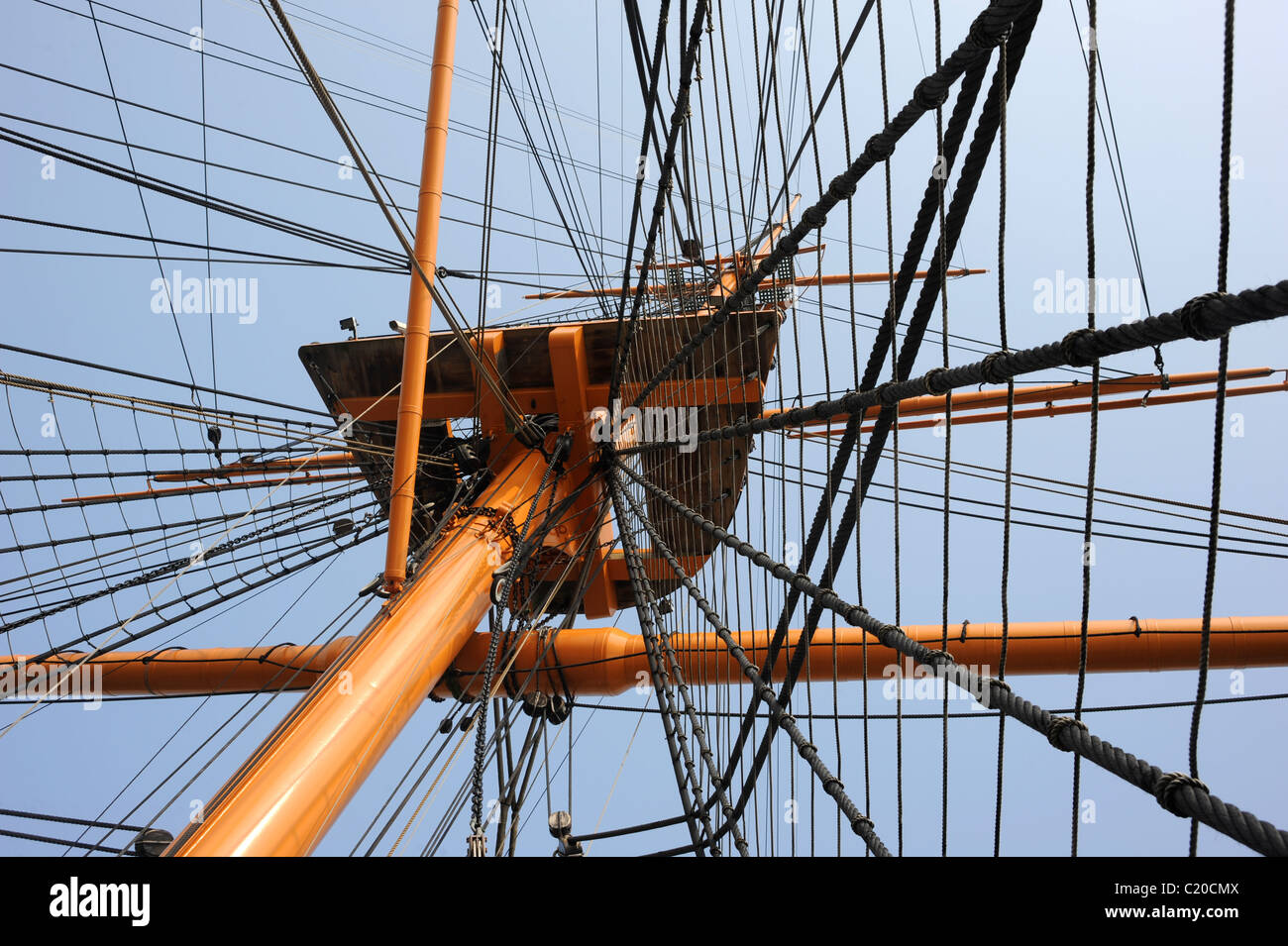 Detail der komplizierten Seile und Takelage auf dem Mast von einem alten Segelschiff. Stockfoto