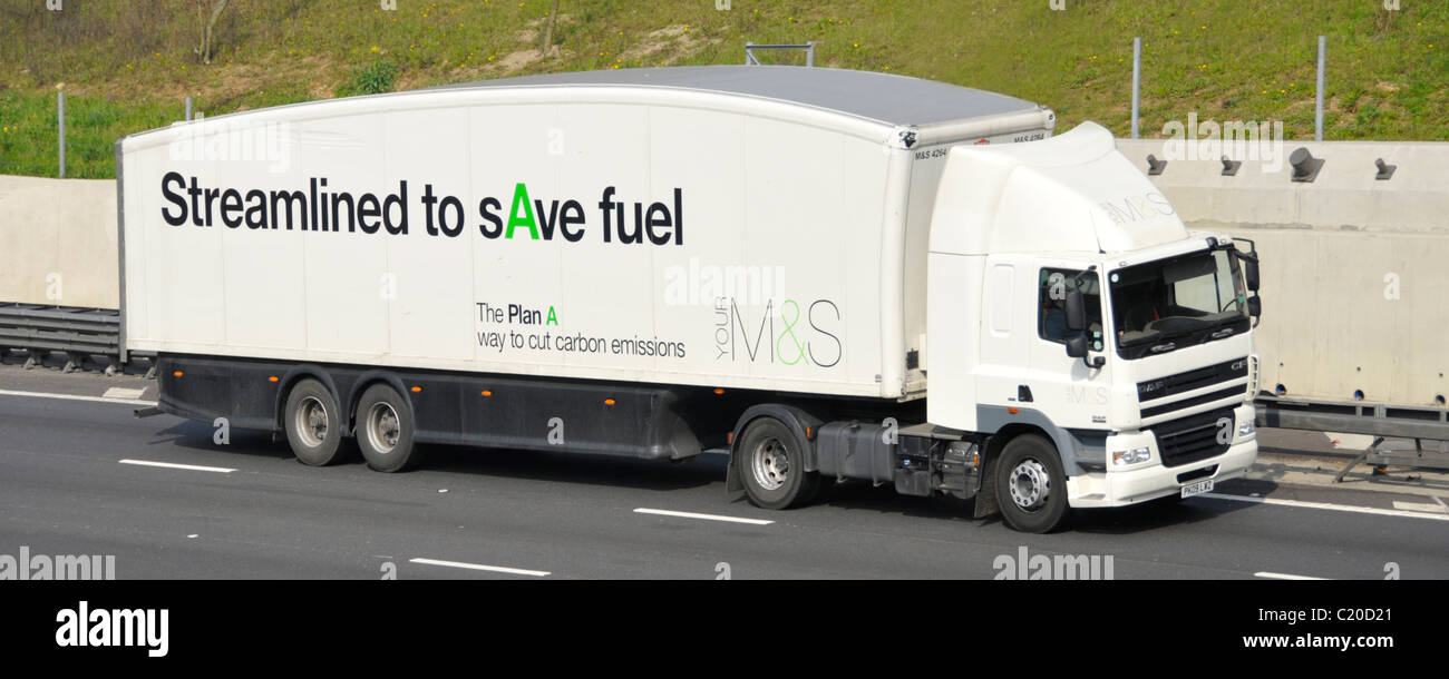 Daf-Marks und Spencer Supply Chain Store delivery Lkw Lkw mit optimierten aerodynamischen M&S Anhänger Form Kraftstoff entlang de Autobahn fahren zu speichern. Stockfoto