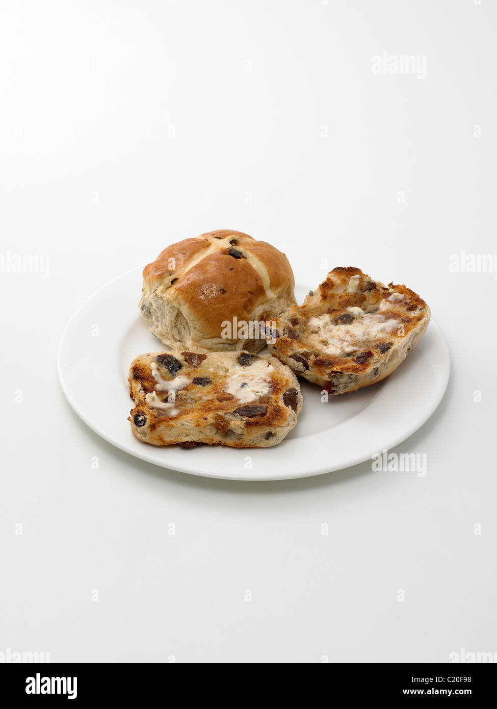 Hot Cross Buns auf einem weißen Teller Stockfoto