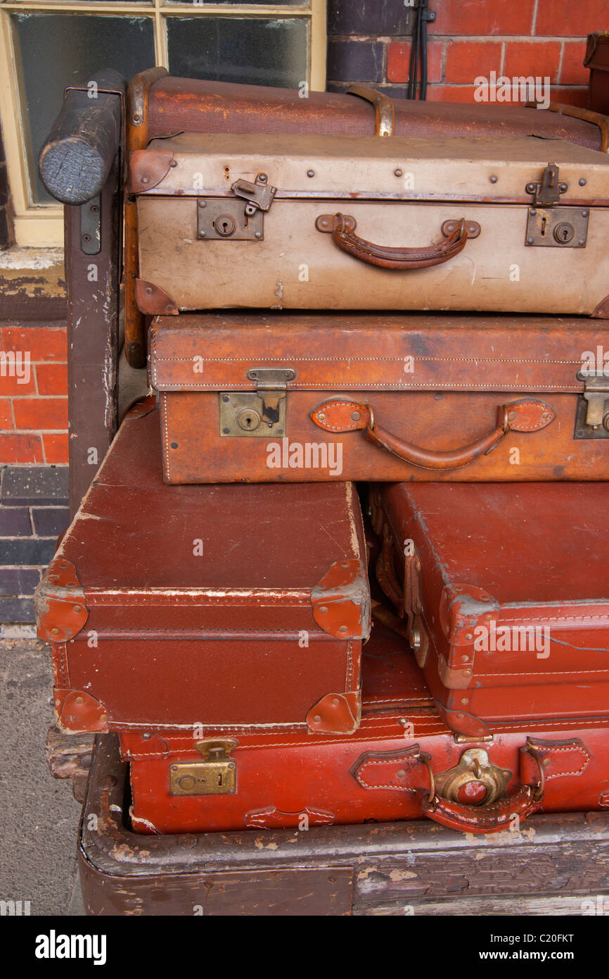 Alte Koffer am Bahnsteig, England, Februar 2011 Stockfoto