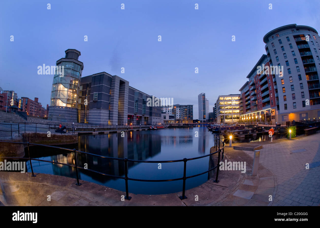 Royal Armouries Gebäude spiegelt sich in dock auf dem Aire/Calder Kanal bei Sonnenuntergang Leeds Yorkshire uk Stockfoto