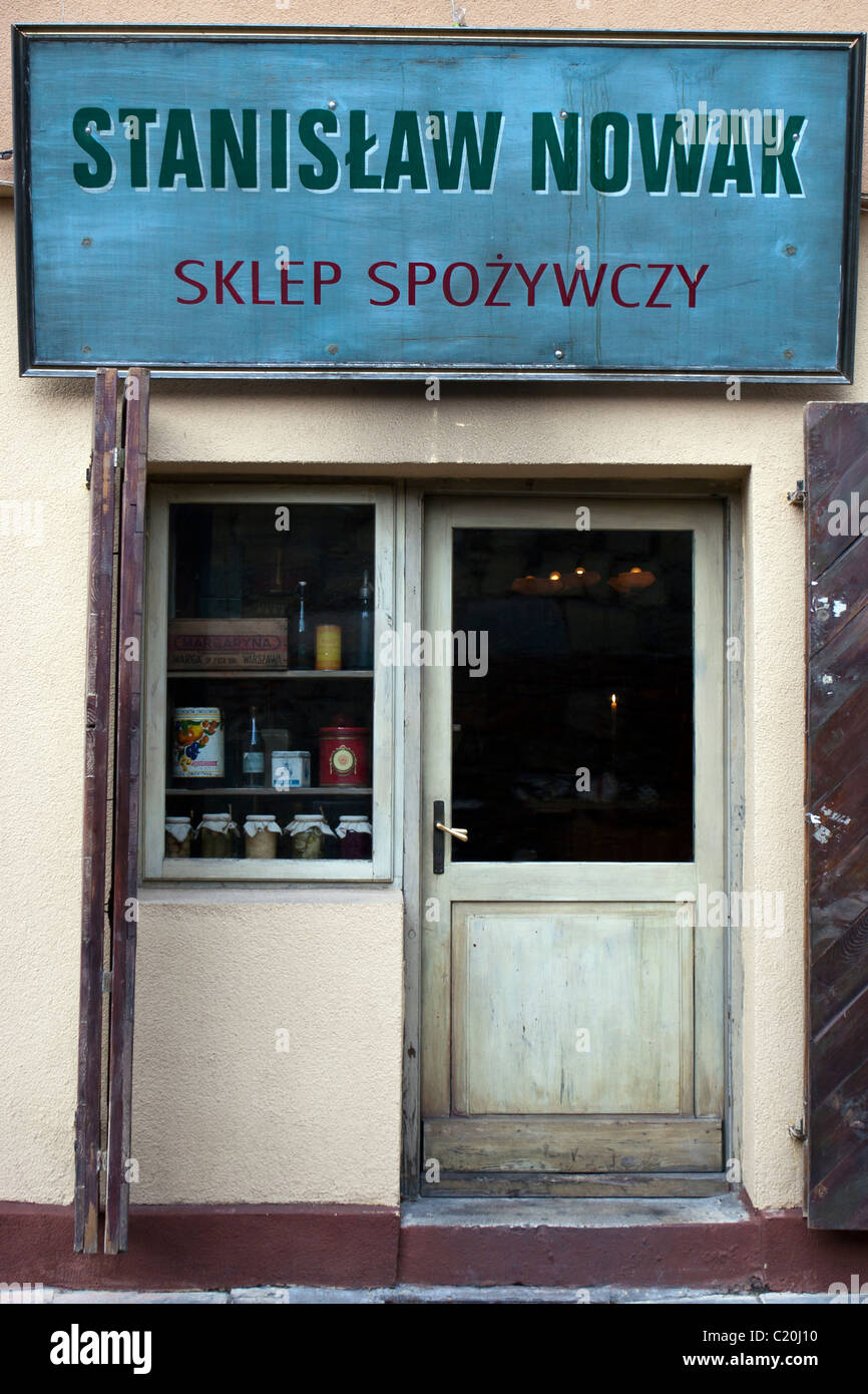 Alten Schaufenster von Stanisław Nowak Sklep Spozywczy (Lebensmittelgeschäft). Krakau, Polen Stockfoto