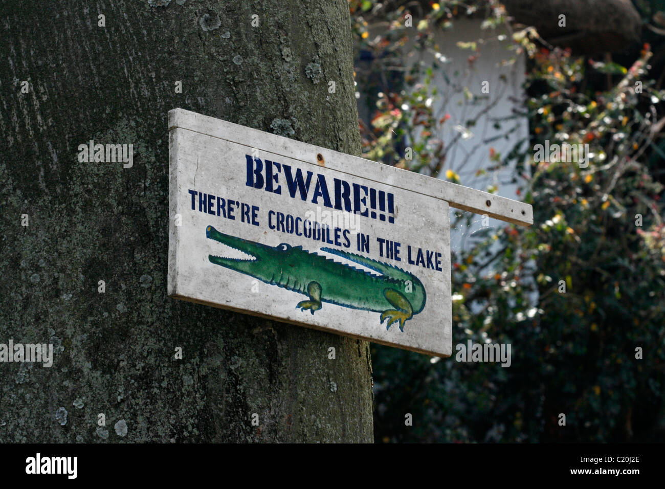 Ein Schild Warnung über Krokodile auf einer Insel im Viktoriasee, Uganda Stockfoto