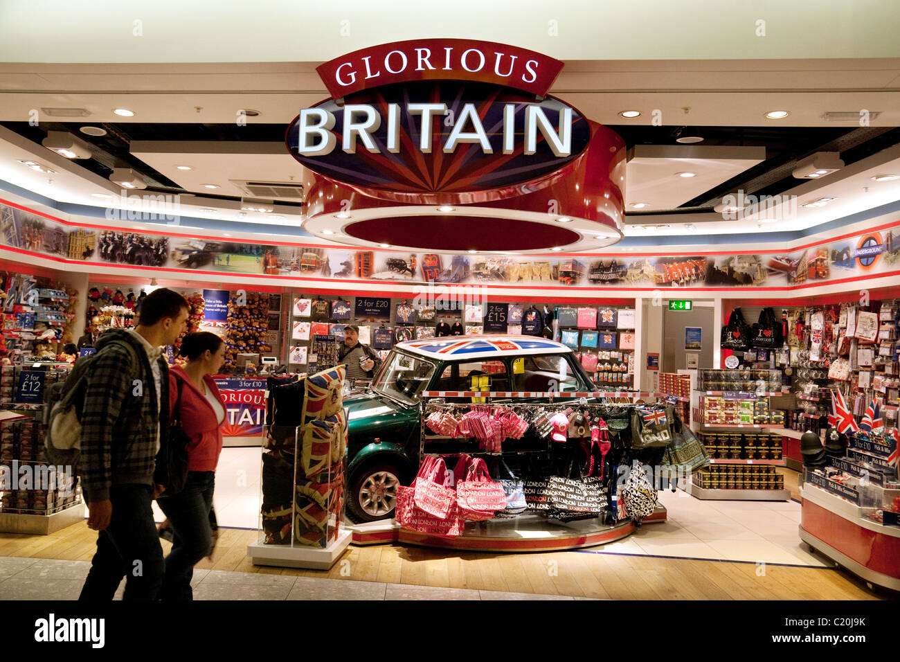 Menschen im "Glorious Britain" Souvenir Shop, Terminal 5 Heathrow Airport  London UK Stockfotografie - Alamy